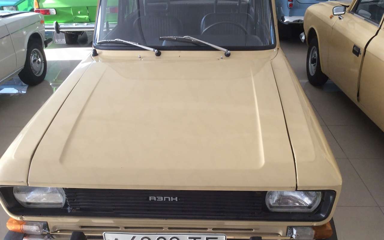 Самый старый автомобиль коллекции: Москвич-2140. Его продают за 130 000 рублей