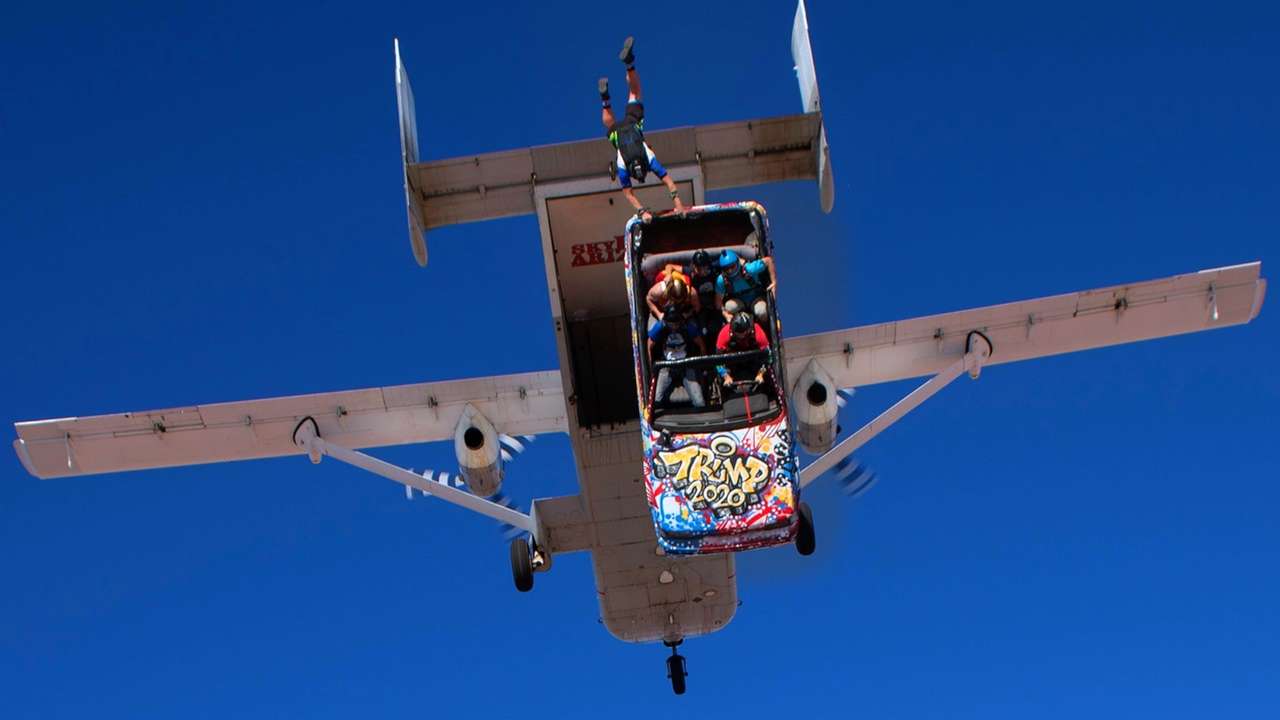 Смертельный номер: выехать из летящего самолета на автомобиле и выжить!