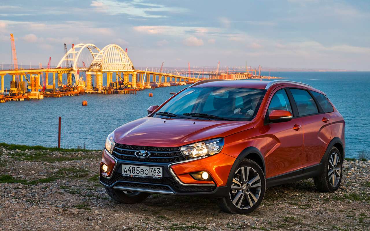 Крымский мост – это огромный комплекс дорог помимо самóй переправы. Со стороны Крыма строится 8,5‑километровый подъездной отрезок от трассы Р260, со стороны «большой земли» – почти 40‑километровый от дороги А290. И всё это с нуля за три года!