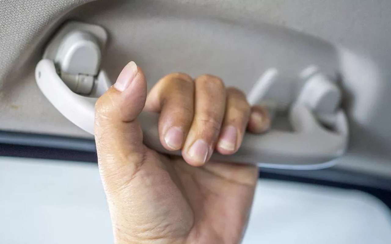 Ручки над дверью в автомобиле: привычная деталь с неожиданным назначением