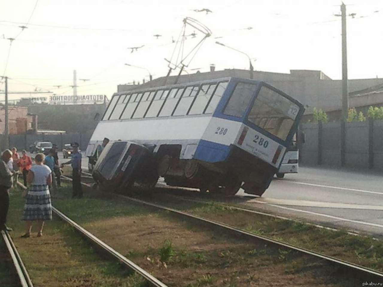 В Новокузнецке автомобилист не поделил дорогу с трамваем