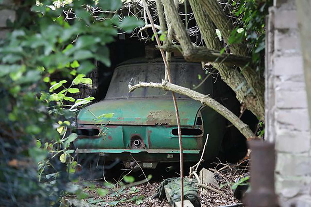 В Берлине нашли заброшенный автосервис с Москвичами