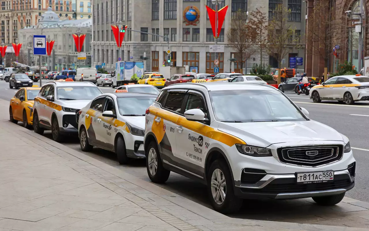 Стало известно, сколько тратит таксист  на обслуживание рабочего автомобиля