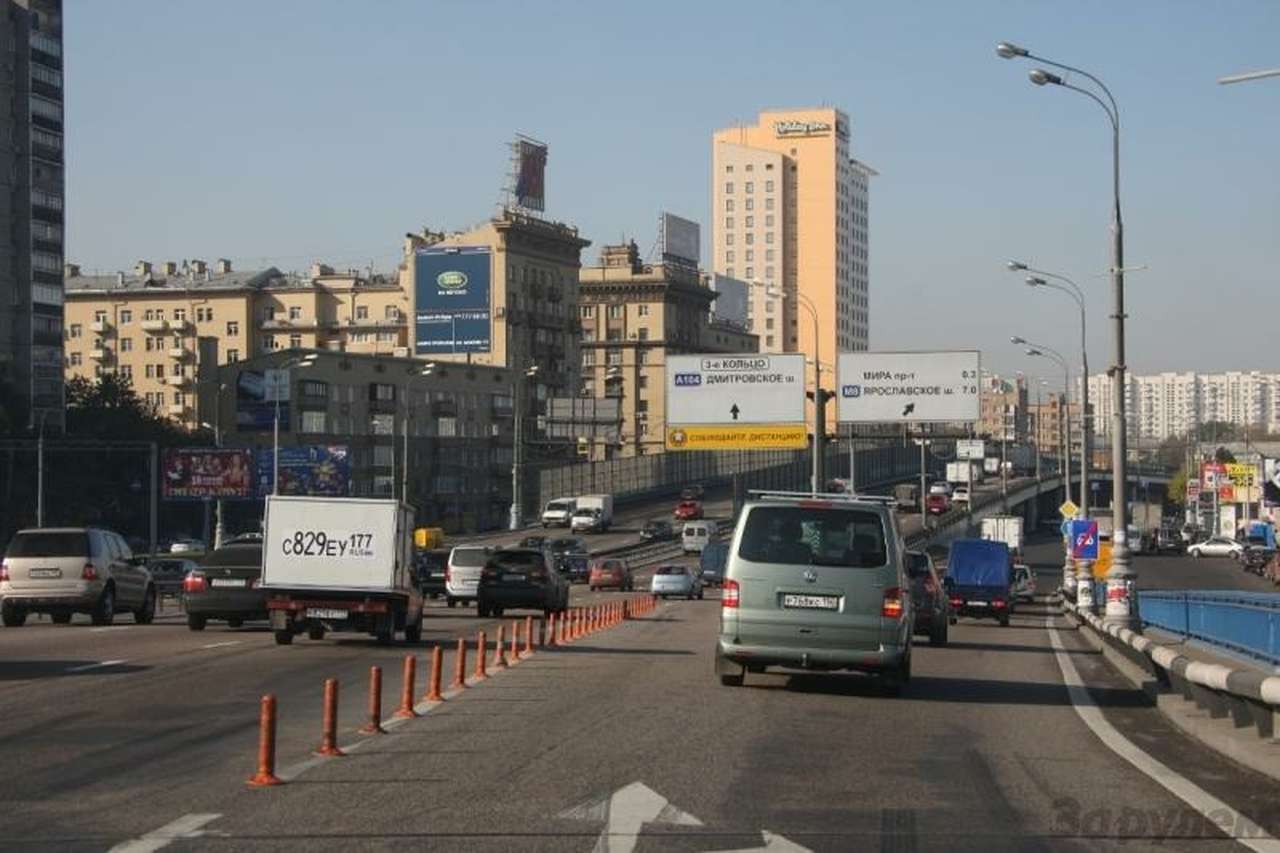 Когда перед капотом вдруг вырастают вот такие столбики, то с трудом верится, будто кто-то позаботился о твоей безопасности. Особенно, если ты уже начал перестроение согласно указателям.