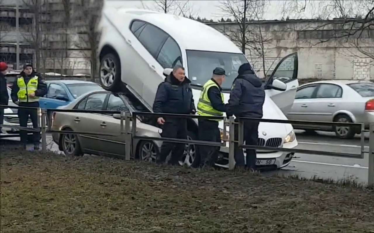 BMW X6 способен и на такое: нелепая парковка угонщика