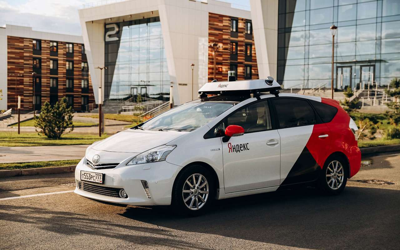 На переднем пассажирском сидении автомобиля «Яндекс.Такси» сидит инженер компании, который его контролирует