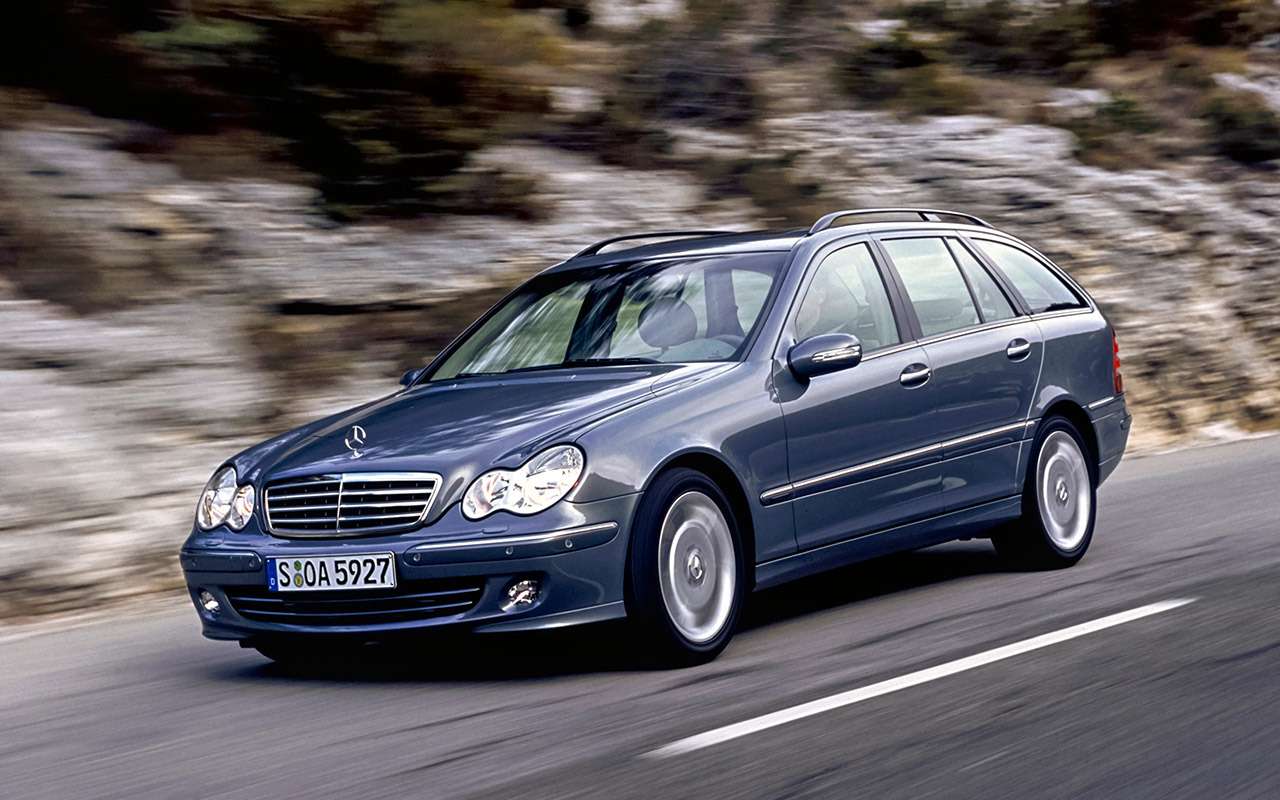 Mercedes-Benz C‑класса второго поколения (W203) в любом варианте будет с пробегом не менее 250 тысяч км. Достойны рассмотрения машины со «старыми» моторами семейств М111 и М112 – они ходят до миллиона. «Новый» автомат 7G-Tronic по надежности также уступает старому 5G. Любая запчасть будет стоить дорого, да и найти её быстро – общая сложность для возрастных премиум-моделей.