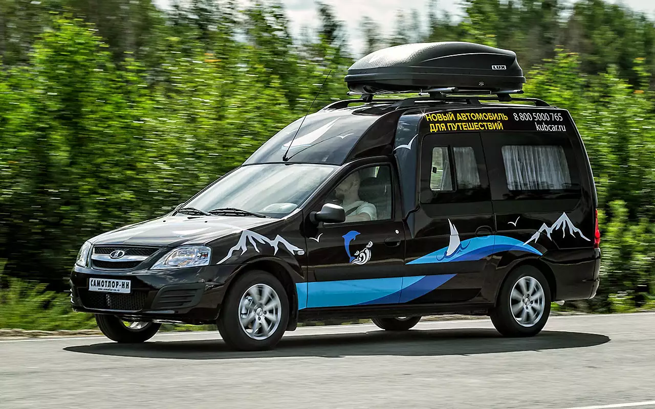 Универсал Куб разработчики позиционируют как автомобиль для путешествий. В отсутствие центрального прохода в салоне высокий потолок остается невостребованным: ходить-то по машине некуда. А вот увеличенный задний свес в кассу. Спать внутри при сложенном заднем диване действительно удобно: простор для двоих царский!