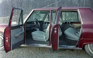 Салон ЗИЛ-117 был отделан кожей и не имел внутренней перегородки