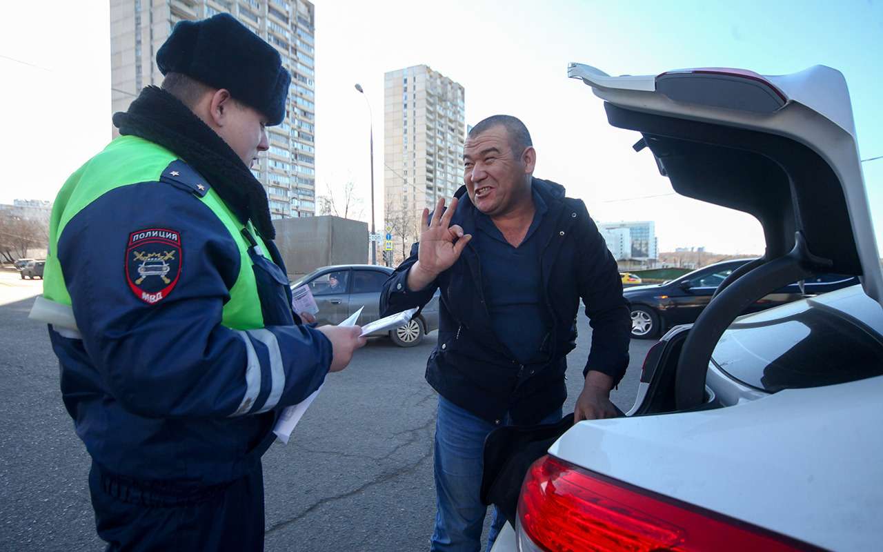 Гаишник просит открыть сумку -  как ответить, чтобы отстал?