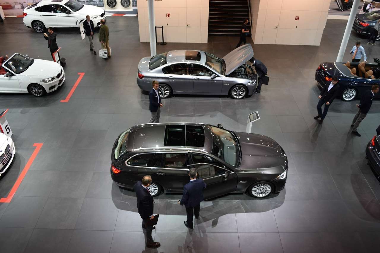 Россияне потратили на автомобили отечественных брендов в 10 раз меньше, чем на иномарки