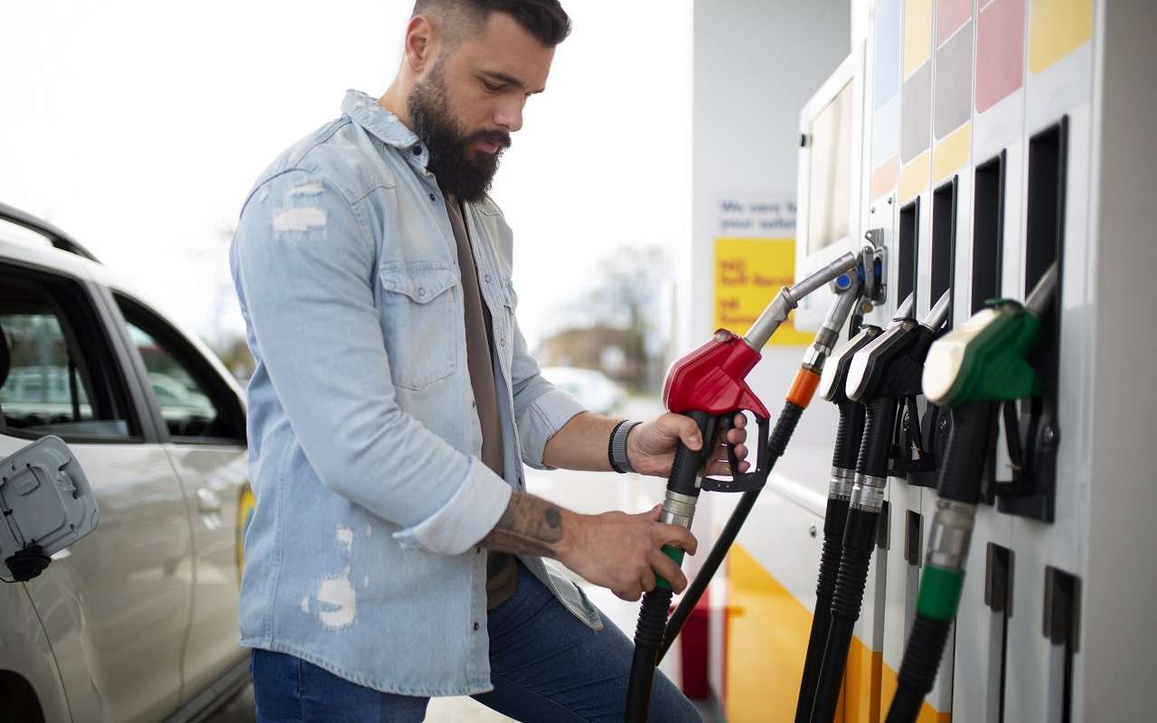 Залил спортивный бензин — поедет ли машина быстрее? Отвечает эксперт