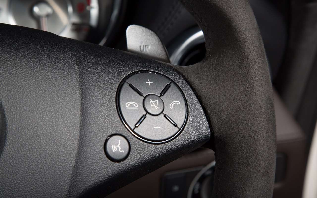 Физические кнопки в салонах машин хотят сделать обязательными