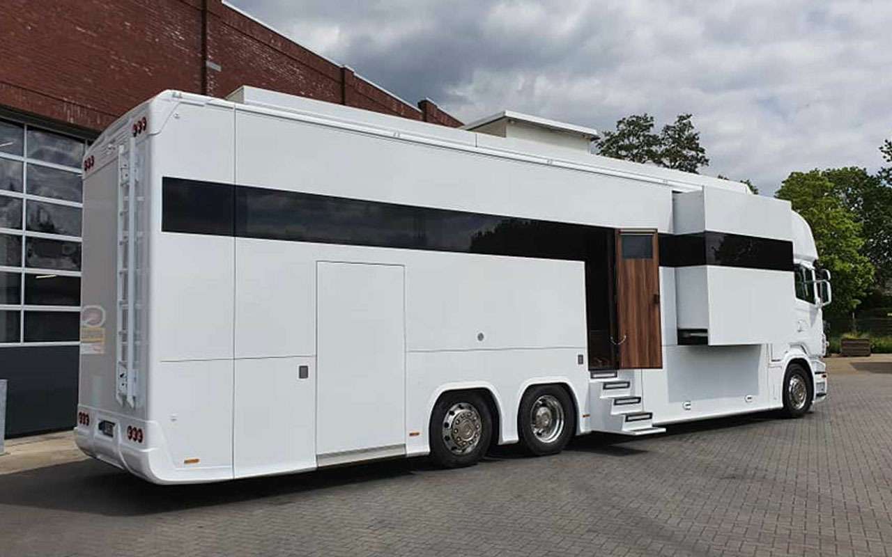 Дом на колесах с гаражом для мотоцикла