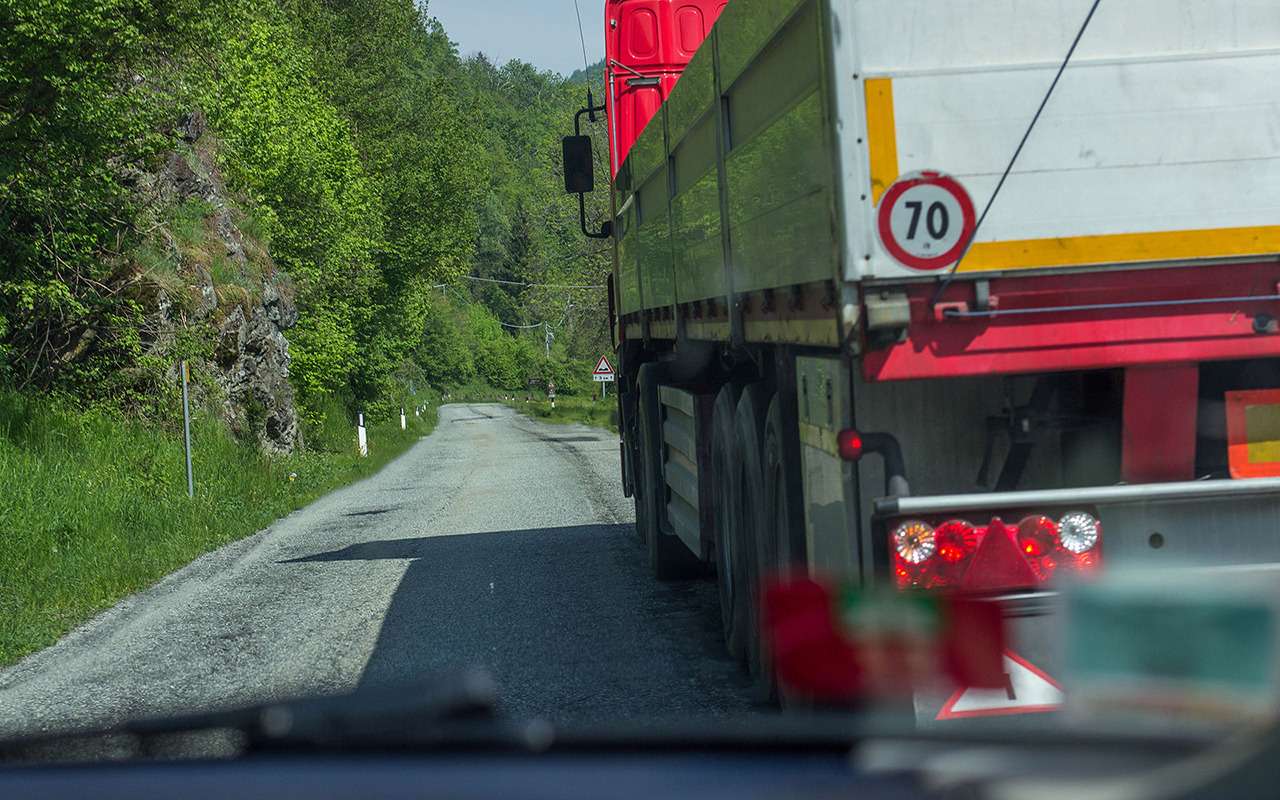 Как не попасть в аварию при обгоне, если нет разметки?