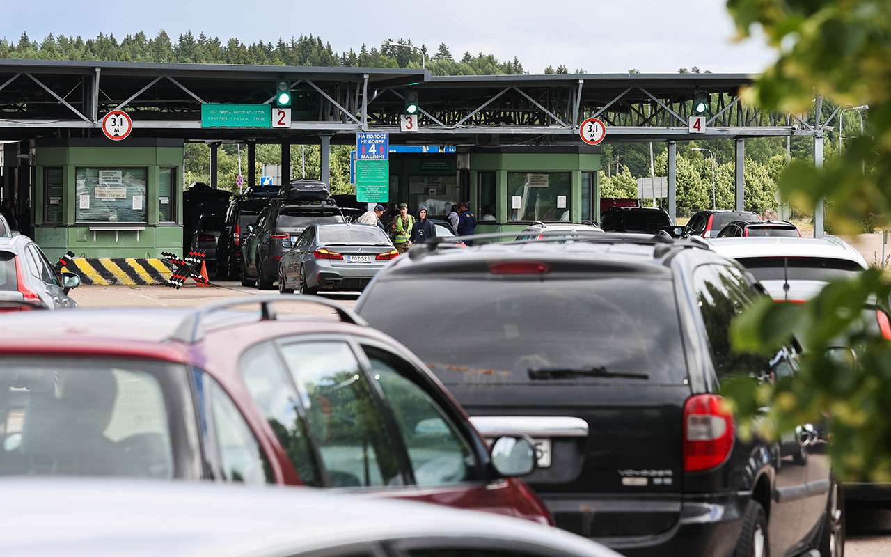 Финнам, которые едут в Россию за дешевым топливом, массово аннулируют визы