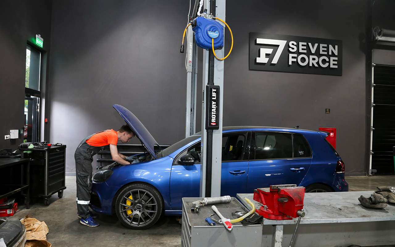 Чаще всего тюнингуют немецкие машины. Но вообще специалисты готовы взяться за любую. Главное, чтобы была возможность извлечь для работы заводскую прошивку. Говорят, пошли уже и китайские модели. Например, двухлитровый турбомотор Chery Tiggo 8 Pro Max мощностью 197 сил на Exeed VX выдает 249 «лошадей». Есть соблазн вернуть его законные силы. Были прецеденты обращений и с просьбами не столько добавить мощности, сколько убрать огрехи заводского ПО «китайцев».