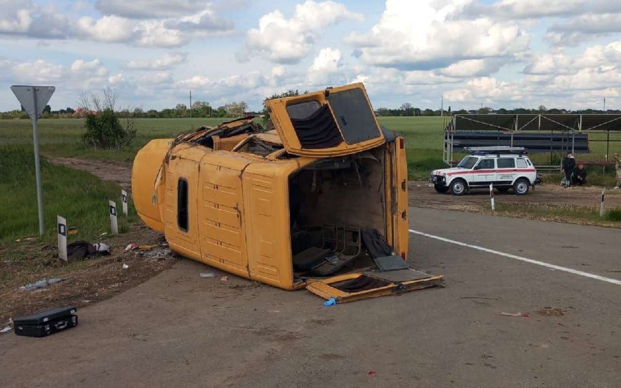 На Кубани перевернулся автобус с пассажирами: что известно о страшном ДТП