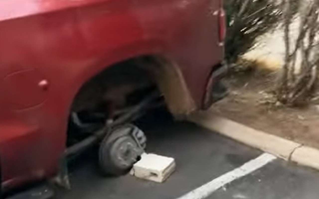 Пикап ночью «разули». Странная реакция автовладельца