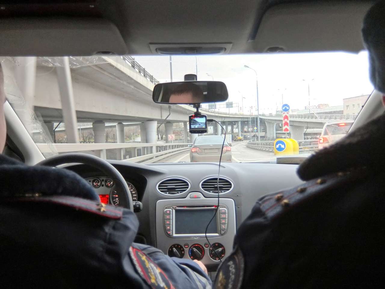 Штраф в 5000 рублей и лишение прав на 1,5 года — почему не стоит обгонять машину ДПС