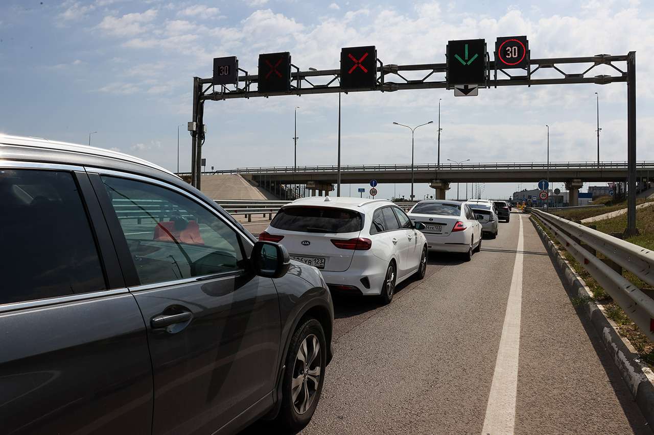 Автомобилистам рассказали, как действовать в случае сигнала тревоги на Крымском мосту