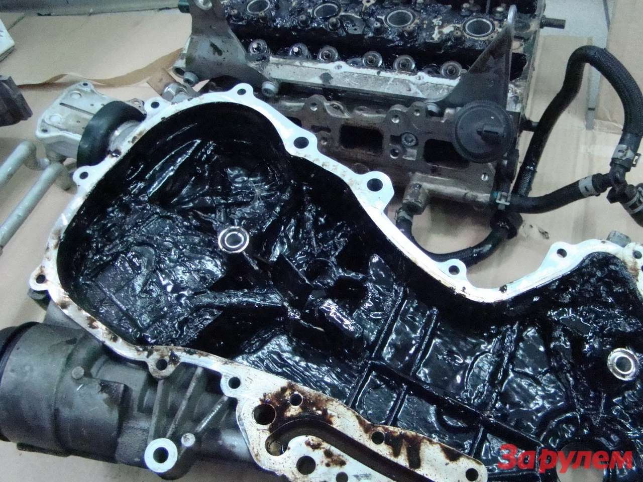 Передняя крышка двигателя с масляными отложениями