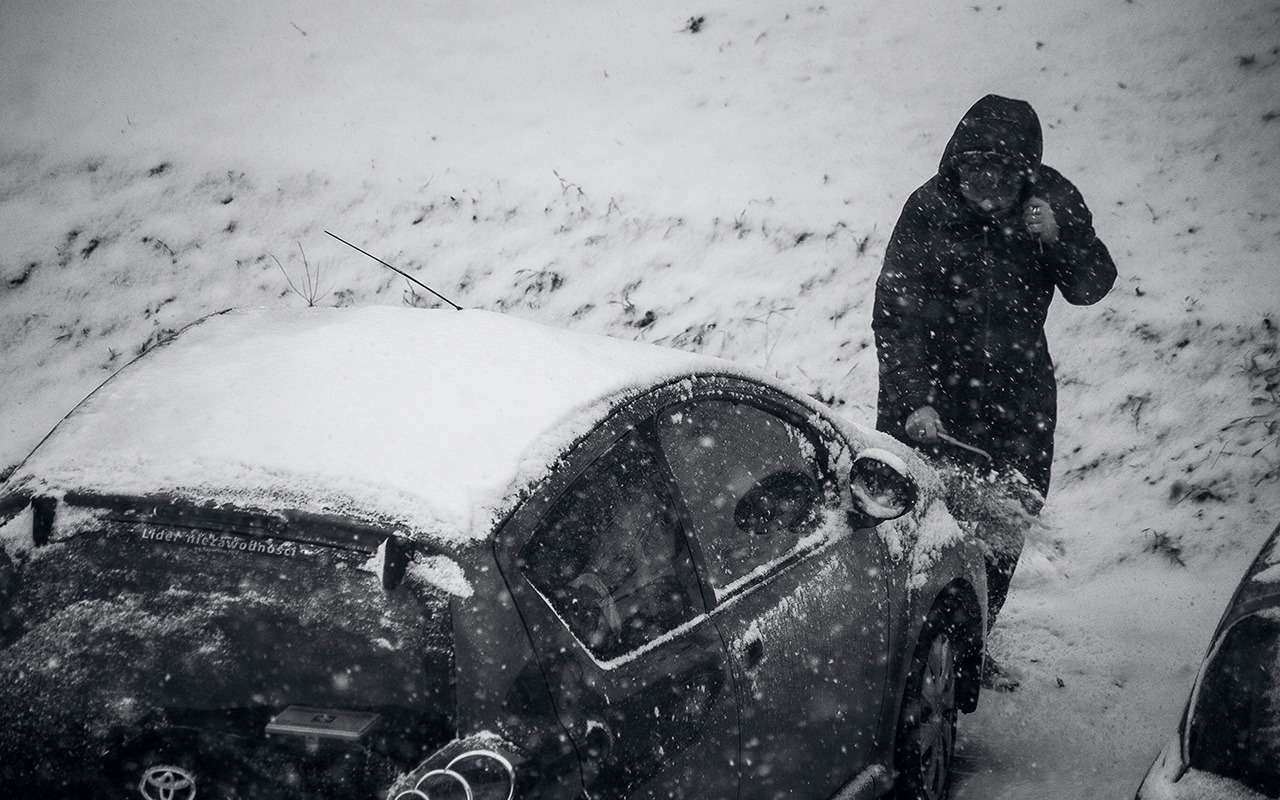 Очистка авто от снега