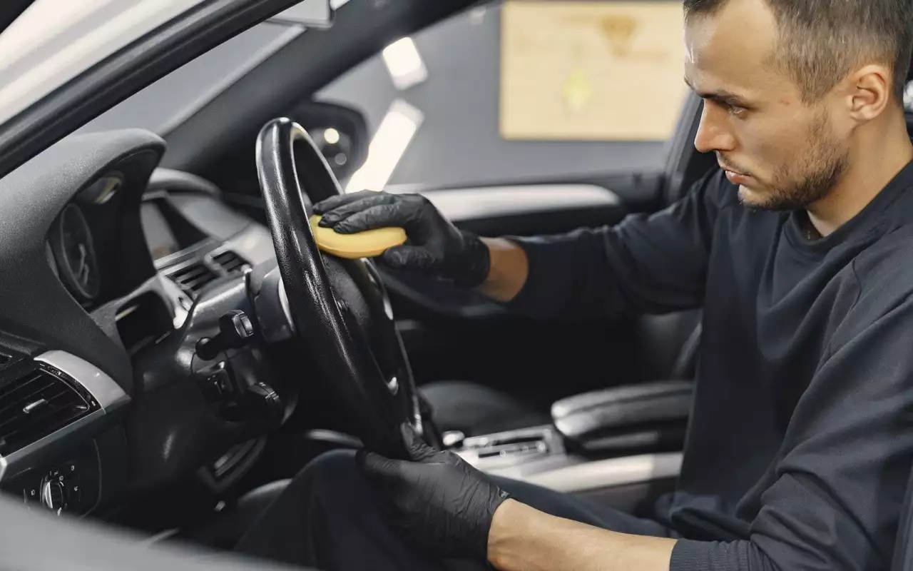 Как очистить руль от жирного налета и сохранить ощущение нового автомобиля