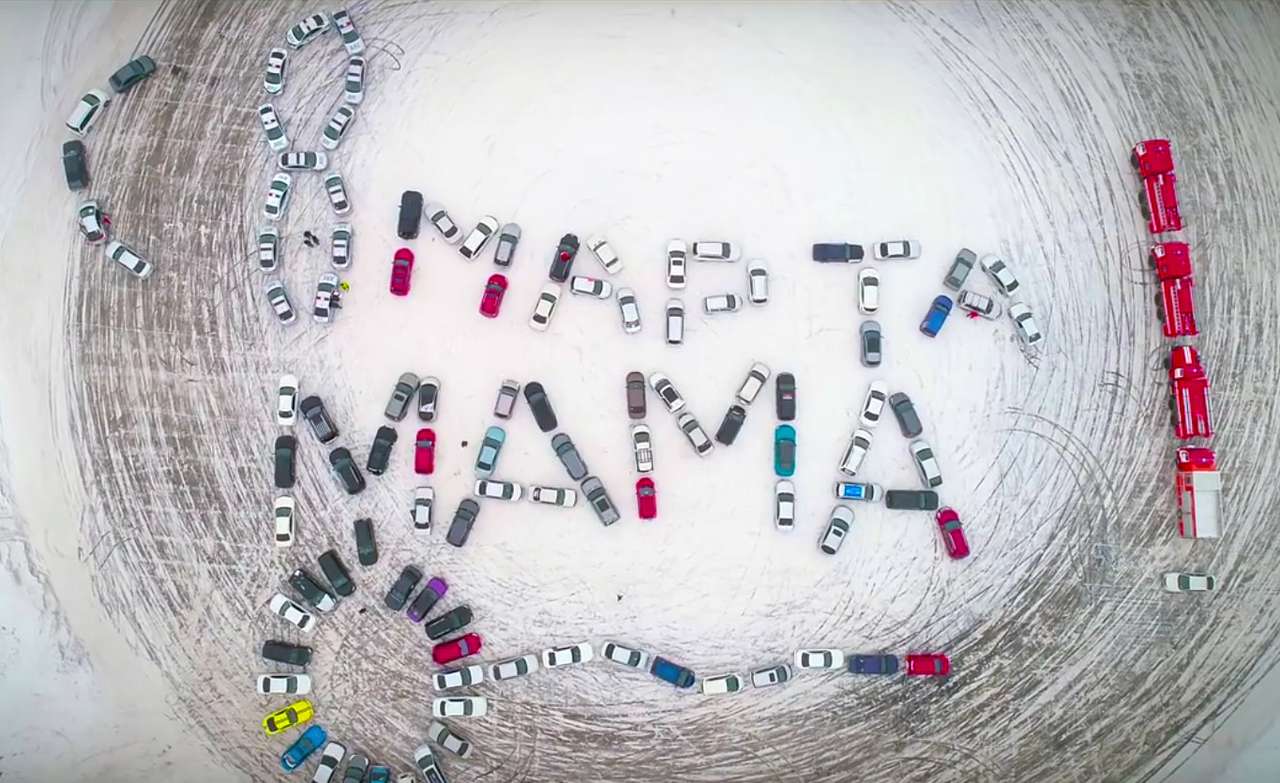 Самый необычный автомобильный флэшмоб: «С 8 Марта, мама!»