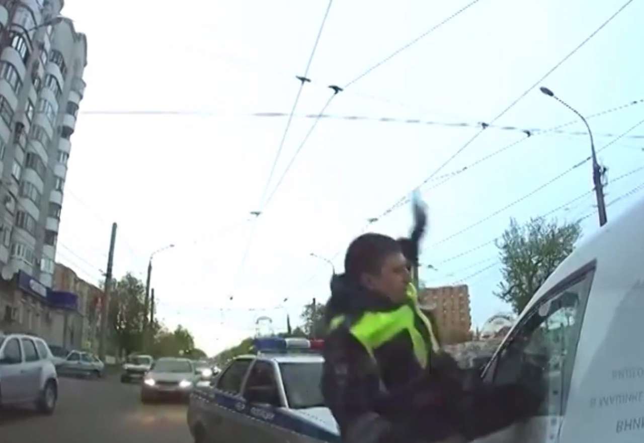 Полицейская погоня и задержание нарушителя в стиле Джеки Чана (ВИДЕО)