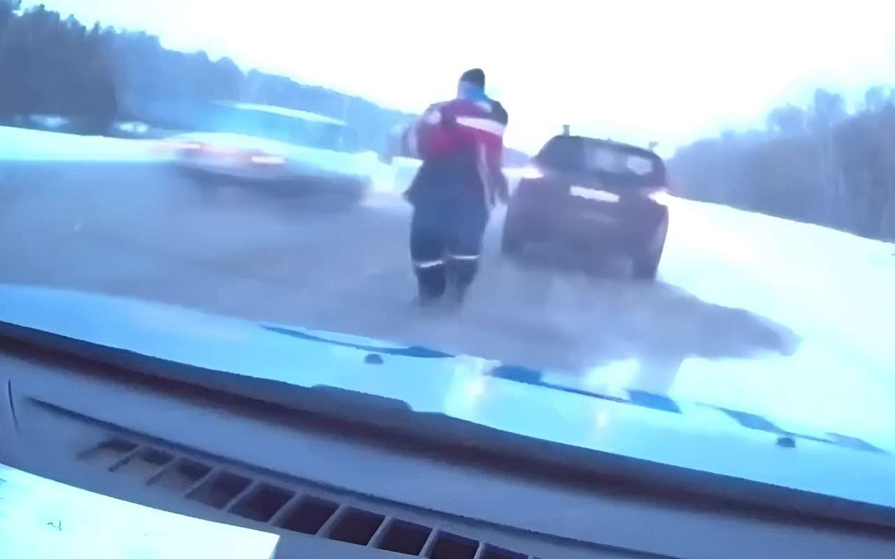 Ребенок прищемил руку дверью авто — вот что было дальше (видео)