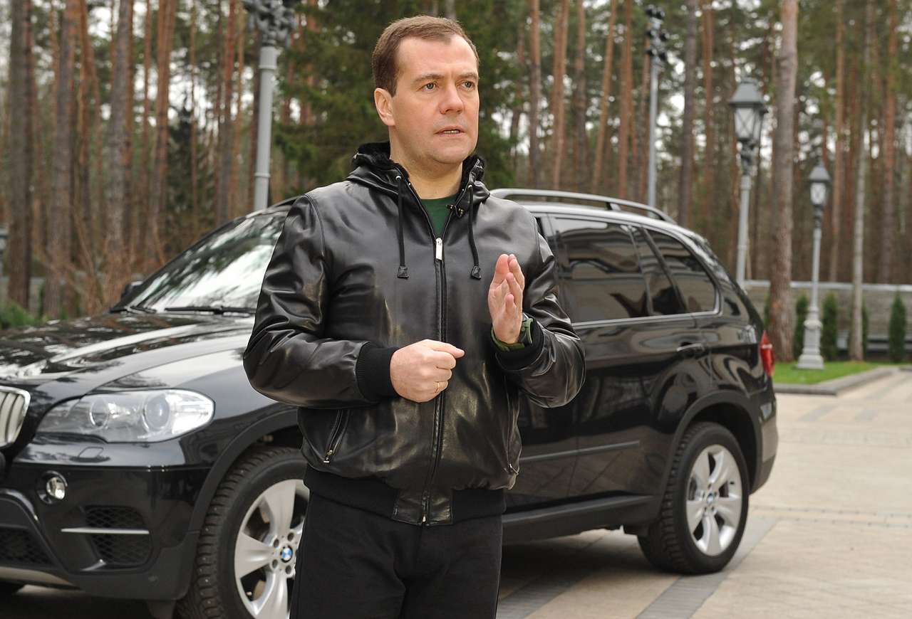 В 2012 году Дмитрий Медведев обратился к водителям с призывом «Безопасность на дорогах - дело каждого!». Заодно предложил поднять штрафы за вождение в пьяном виде до полумиллиона рублей. Кожаная куртка и тонированный BMW X5 немедленно породили массу шуток, связанных с фильмом «Бумер». Но мало кто обратил внимание на одну деталь...