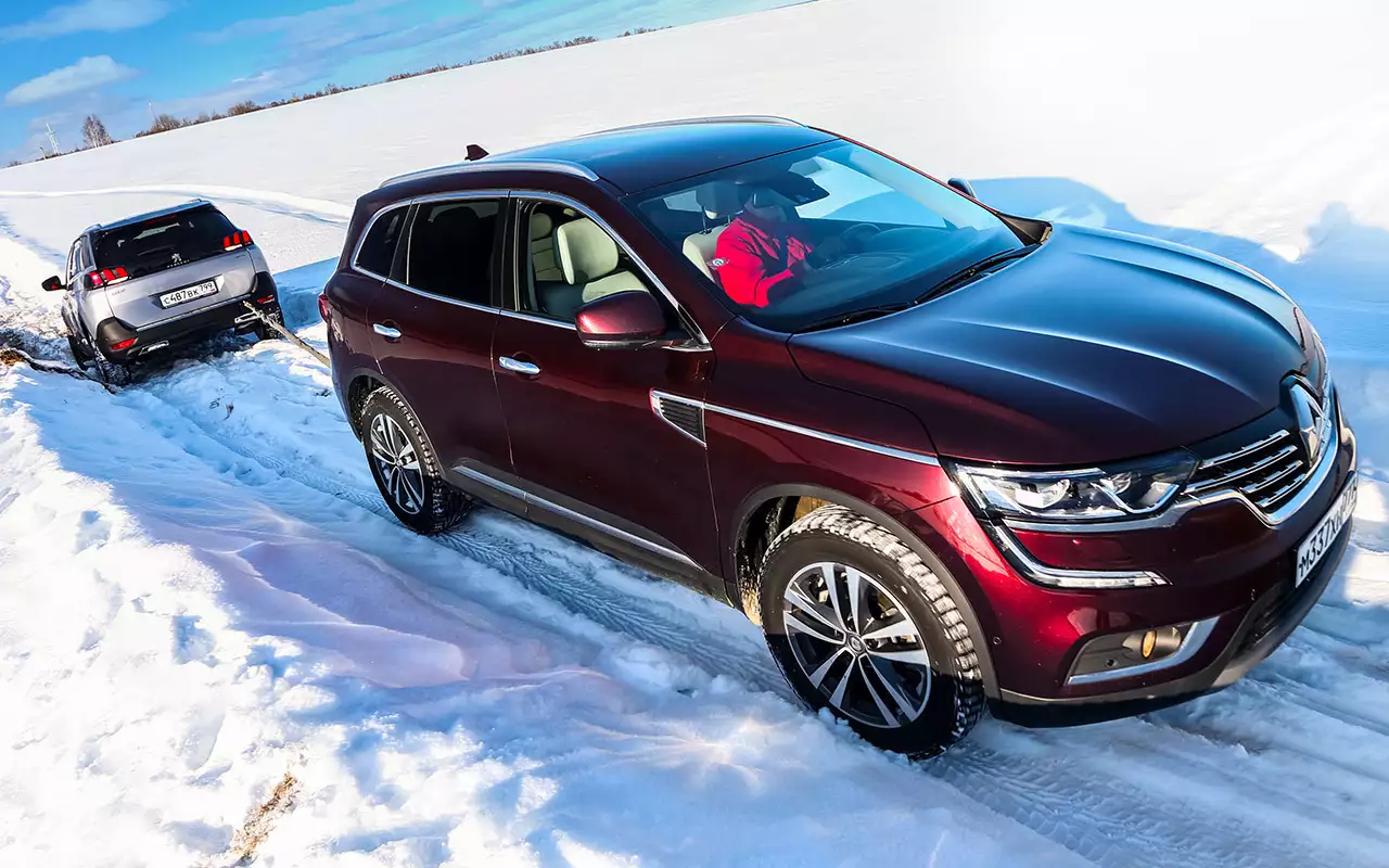 Заявленный дорожный просвет Peugeot – 230 мм. Но французы измеряют его… под порогом! Наши замеры дают существенно меньший результат – 180 мм.  И это с учетом пакета для российских дорог, который добавляет 20 мм. Koleos с 200‑миллиметровым клиренсом выглядит предпочтительнее.