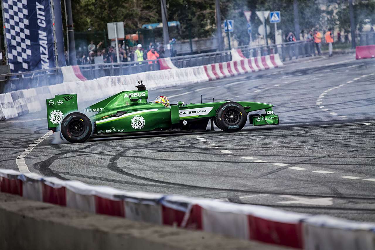 Главным событием дня стали показательные заезды болида  Caterham F1 Team, которым управлял тест-пилот команды Робин Фряйнс.