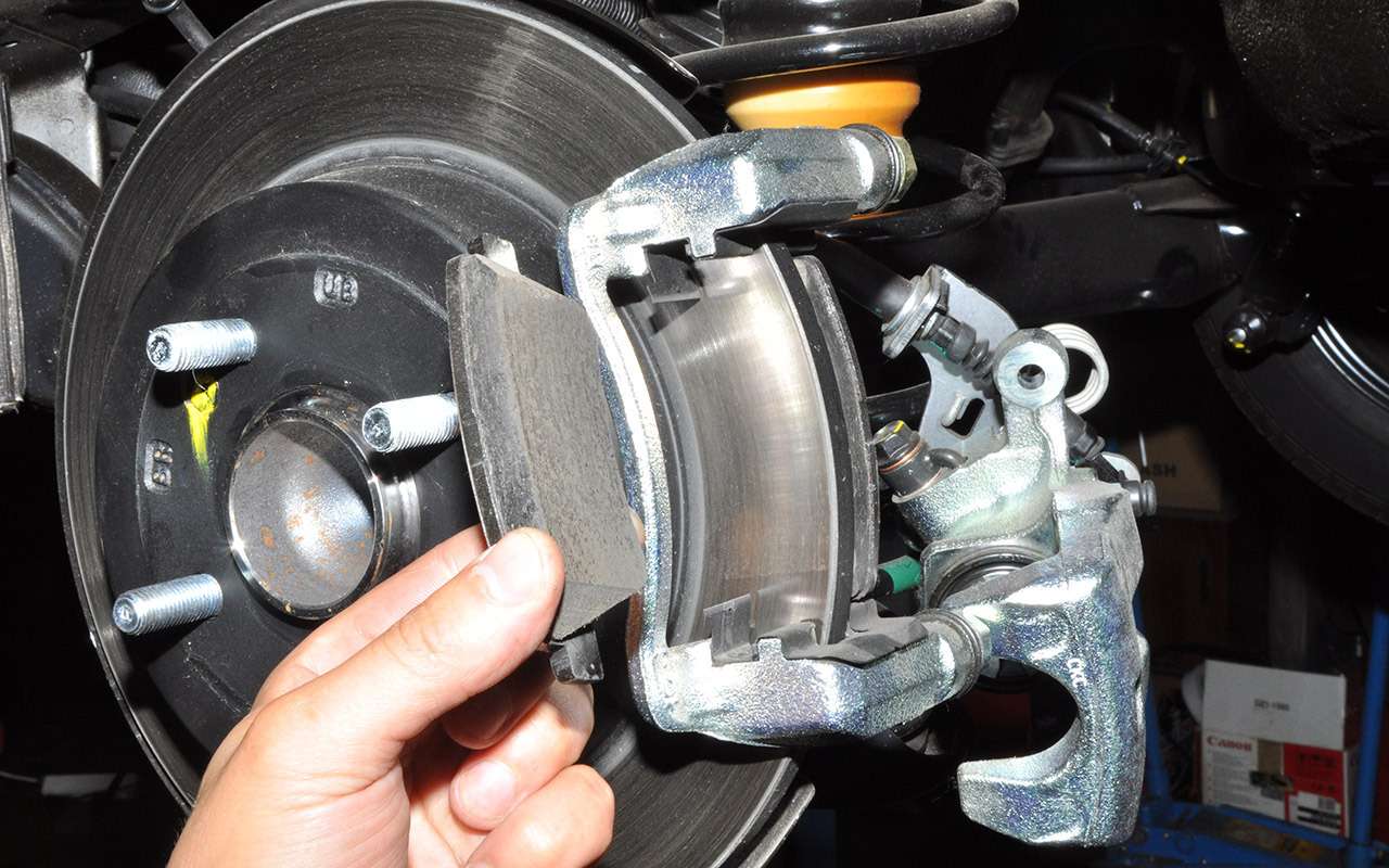 Снять задние тормозные колодки на автомобилях Kia Rio/Hyundai Solaris можно отвернув два болта крепления направляющих и отведя суппорт в сторону.