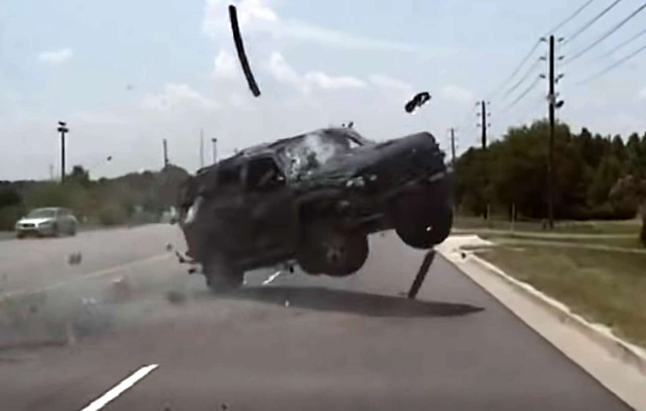 Погоня в стиле GTA: нарушительница «катапультировалась» из машины