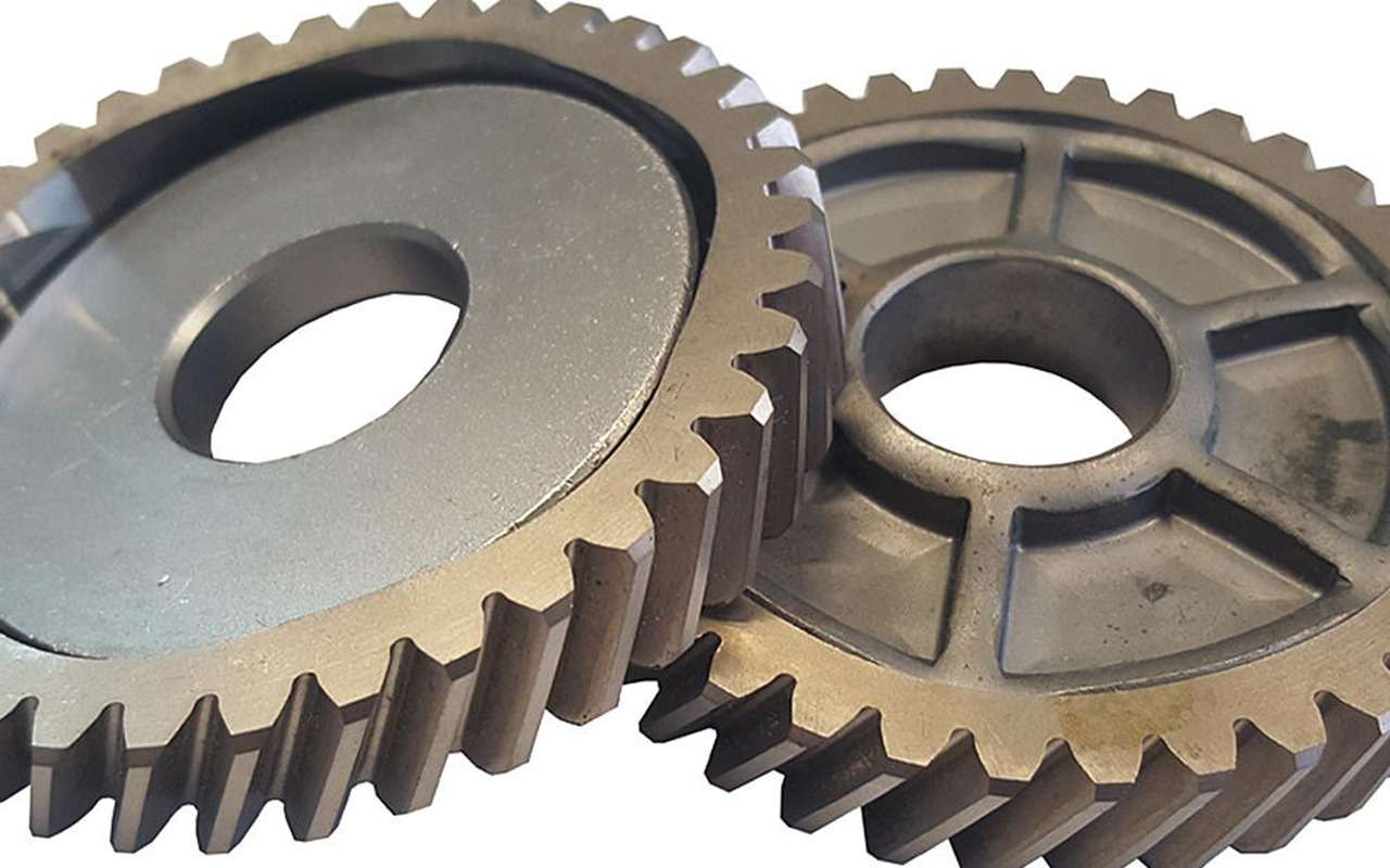 Слева зубчатый венец и дискообразная заготовка до процесса формования, справа - после процесса формования.