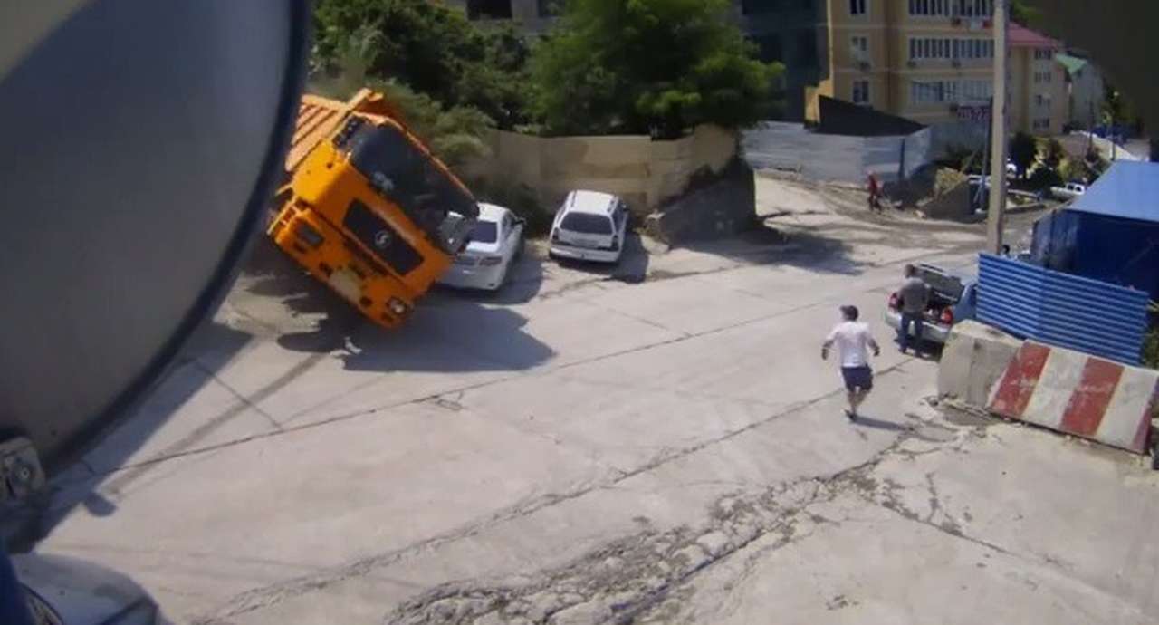В Сочи тяжелый грузовик раздавил две иномарки