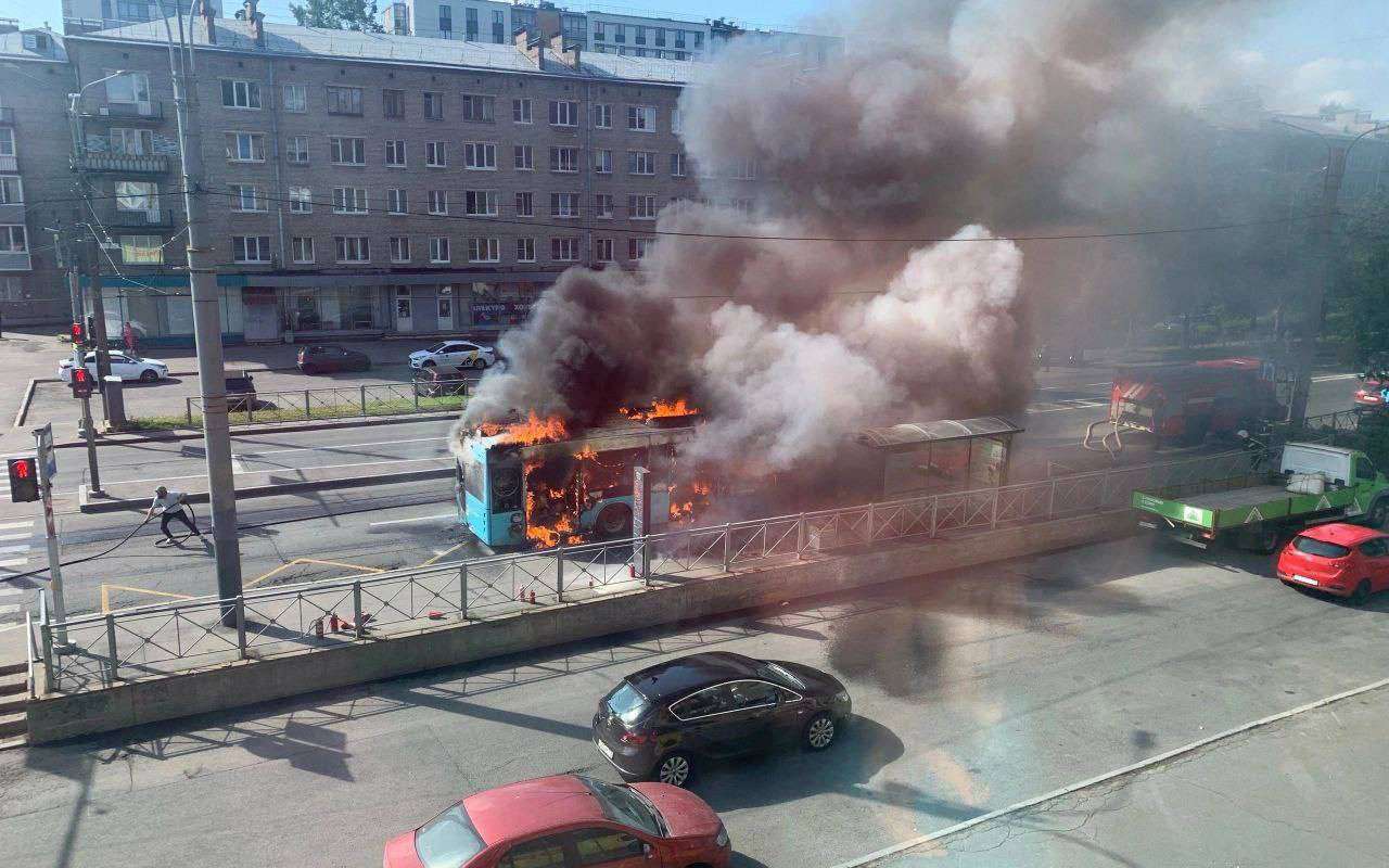 В Санкт-Петербурге сгорел автобус МАЗ с двигателем на метане