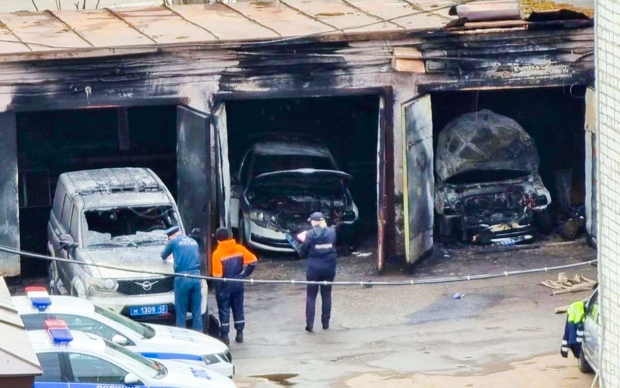 Полицейский закурил и сжег три патрульных машины