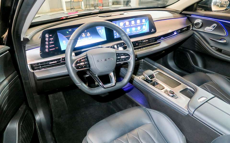 Дилеры порой устраняли и низкочастотный писк из переднего динамика, который возникал из-за излишней близости в одном проложенном вдоль порога пучке проводов динамика и топливного насоса.