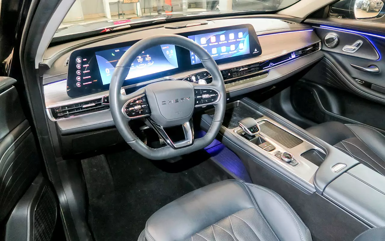 Дилеры порой устраняли и низкочастотный писк из переднего динамика, который возникал из-за излишней близости в одном проложенном вдоль порога пучке проводов динамика и топливного насоса.