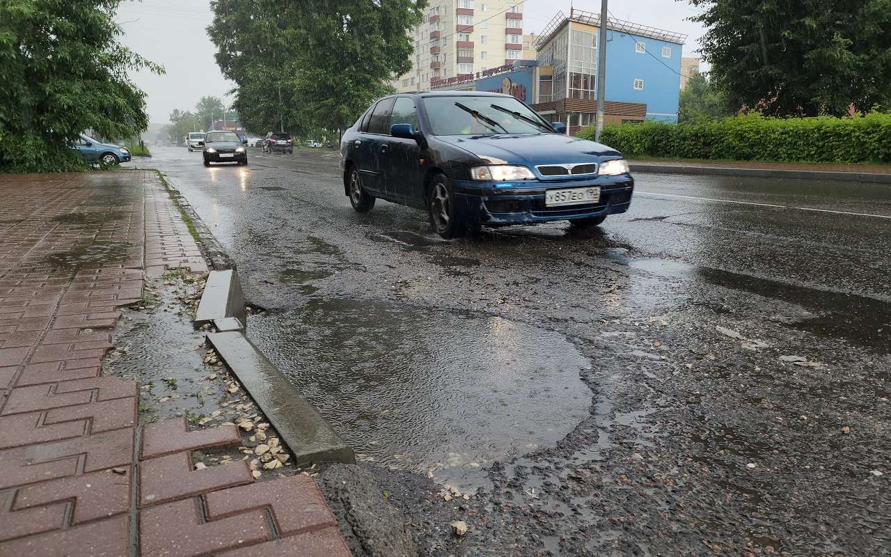 В России хотят запретить укладку асфальта в дождь и снег