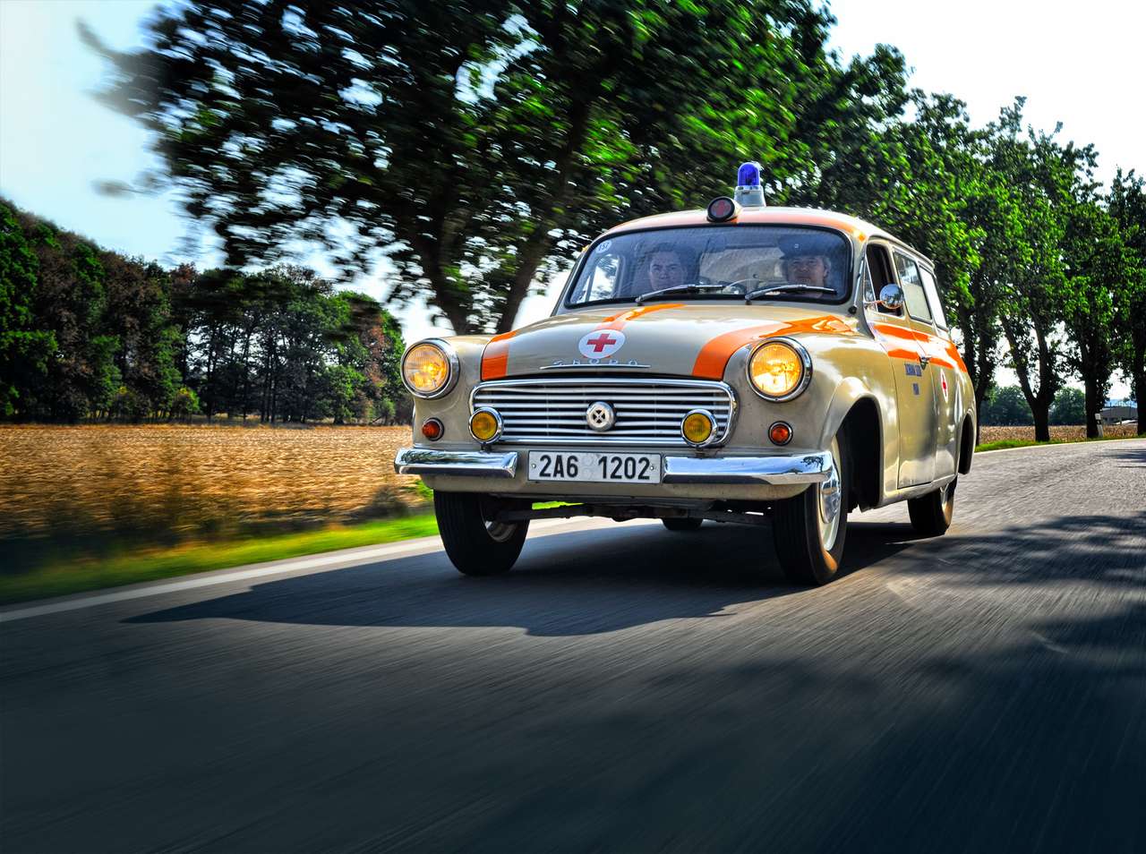Skoda 1202 STW. Вместо эмблемы в решетку радиатора вмонтировали сирену.