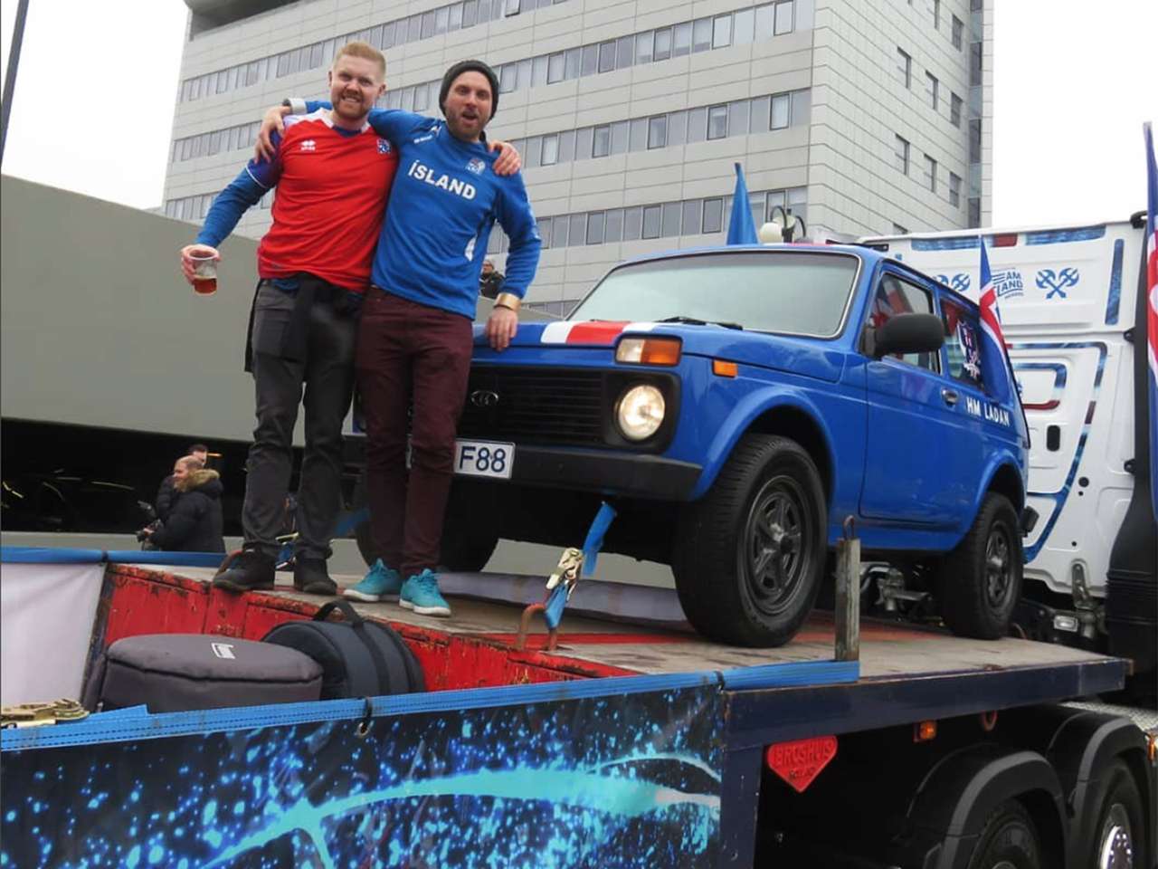 Исландские болельщики едут на ЧМ-2018 в старенькой Ладе 4x4