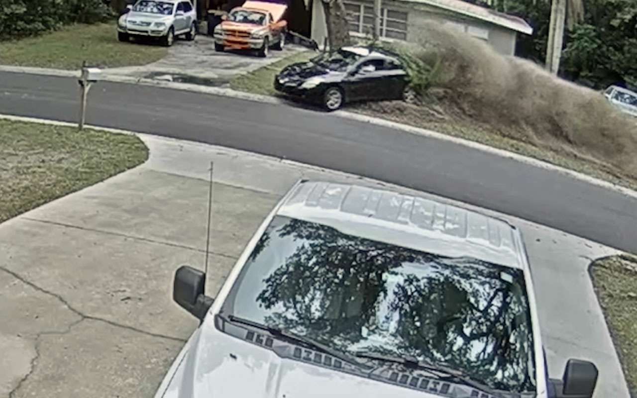 Эпичный дрифт через лужайку возле дома – видео