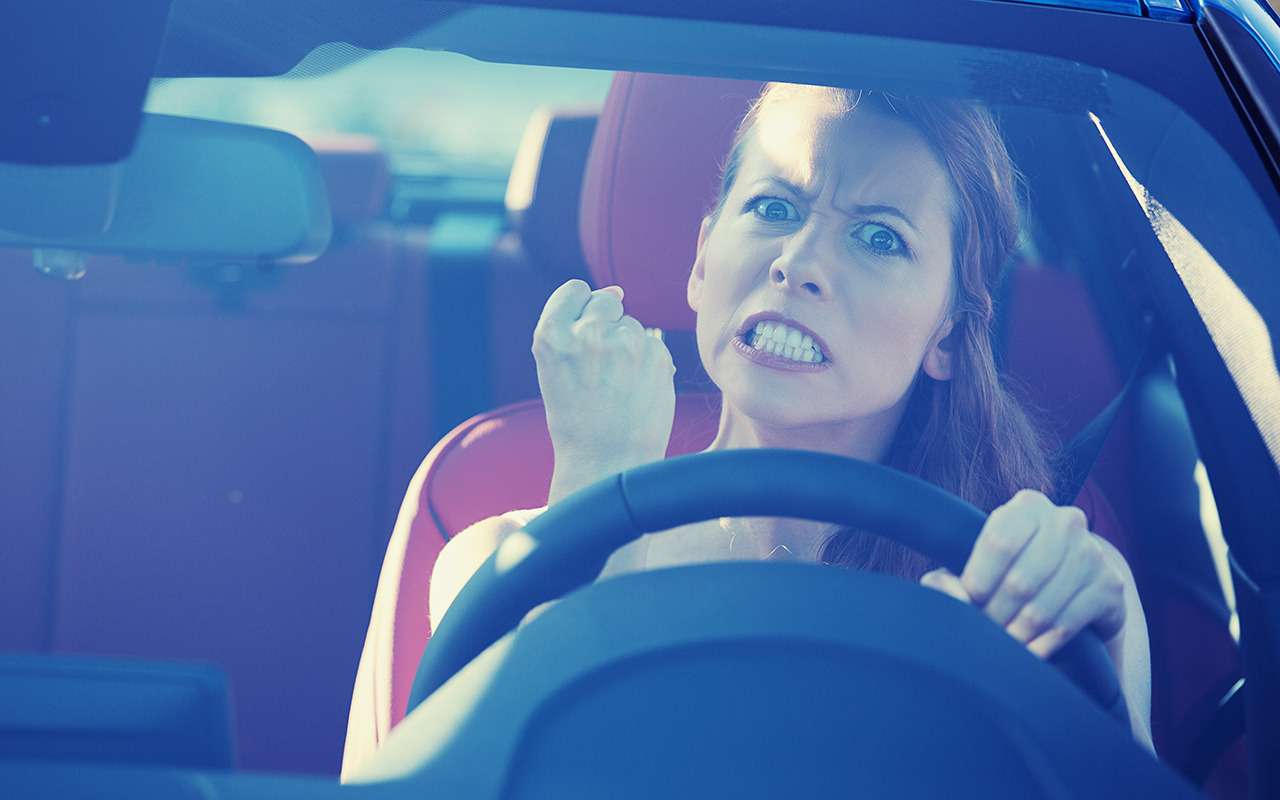 Семейные войны: жена раскурочила автомобиль неверного супруга. А попутно - и свой