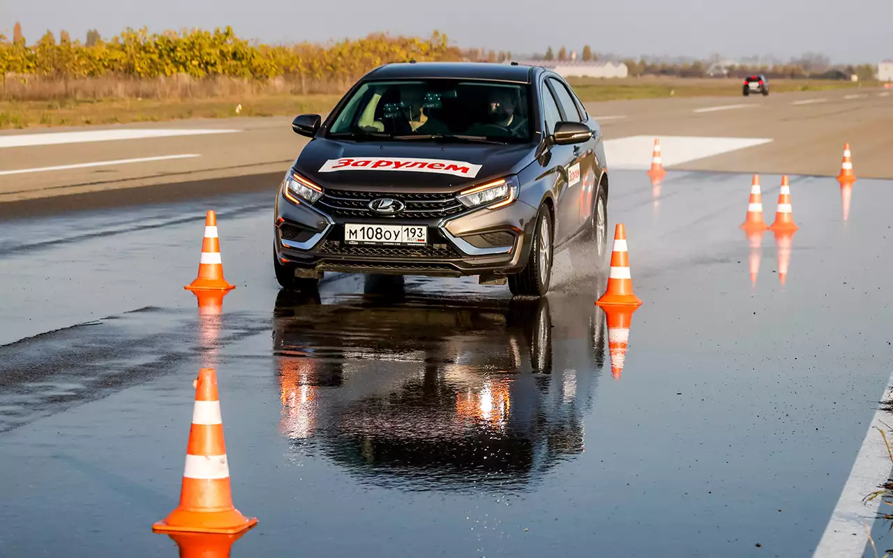 Замеры тормозного пути производятся до полной остановки, но в зачет идет путь с начальной скорости до 5 км/ч, потому что на более низких скоростях возможны погрешности – в том числе из-за работы АБС.