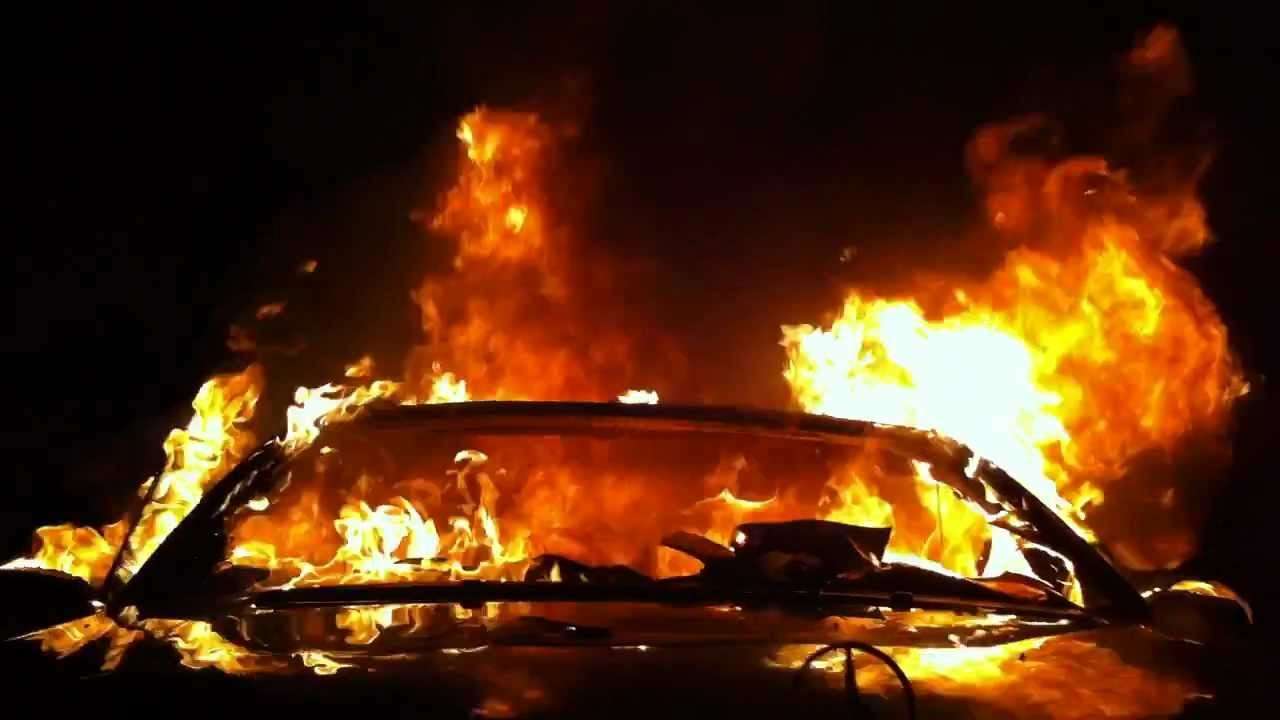 Новосибирские полицейские спасли девушку из горящего Мерседеса