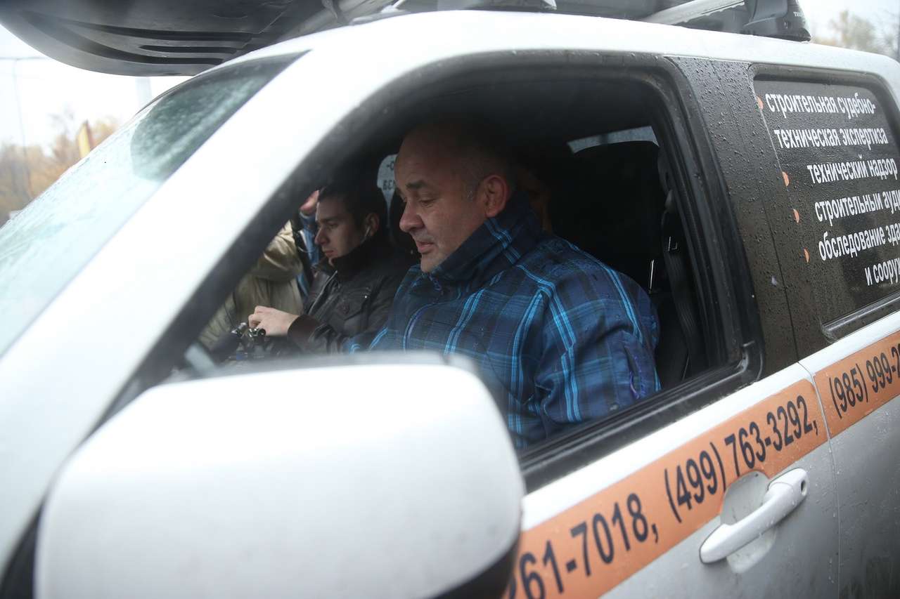 Водитель не дал эвакуировать свой автомобиль, просидев в салоне 22 часа